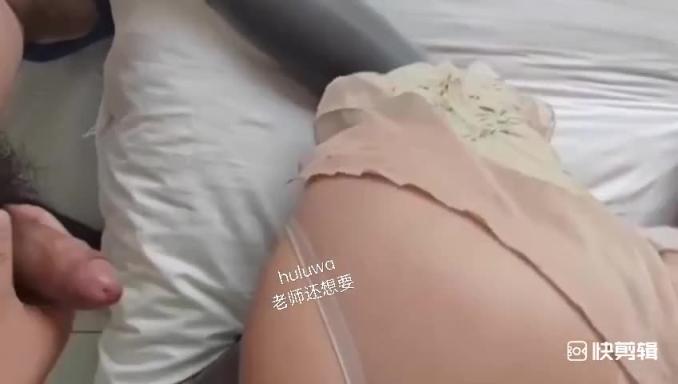 瞒着大哥勾引巨乳嫂子危险期内射，脱光在床上骚得狠 预览截图 2