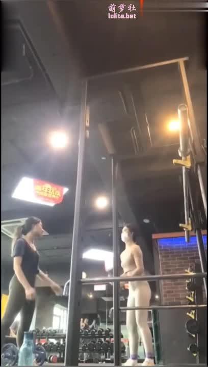 3健身少妇和闺蜜一起去健身房，偷偷跑到厕所自慰高潮喷水 预览截图 4