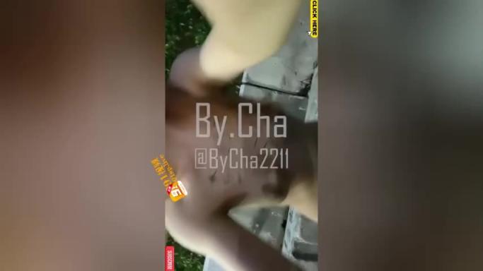 【露出勾搭】全裸勾引路人吓坏小哥卖力口交众车经过真刺激! 预览截图 5