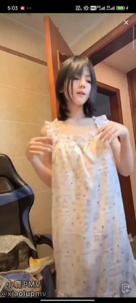 女大学生暑假开直播不小心把自己的奶子漏出来给大家看到了，虽然不大不过翘翘的还挺可爱🤣 预览截图 7
