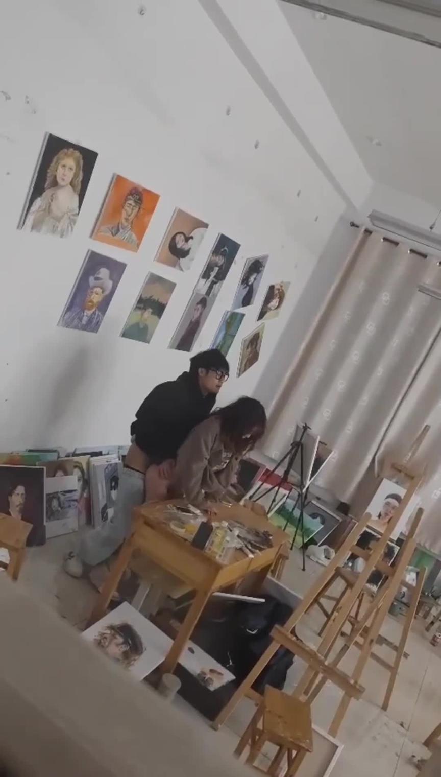 门事件《独家勐料》独家校园新瓜!烟台科技学院画室doi事件!情侣画室做爱被偷拍!看了长针眼~ 预览截图 4