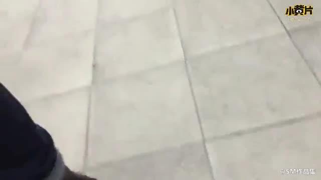 【精厕-国产人形收尿器】直接露脸公共厕所求路人尿他身上 预览截图 1