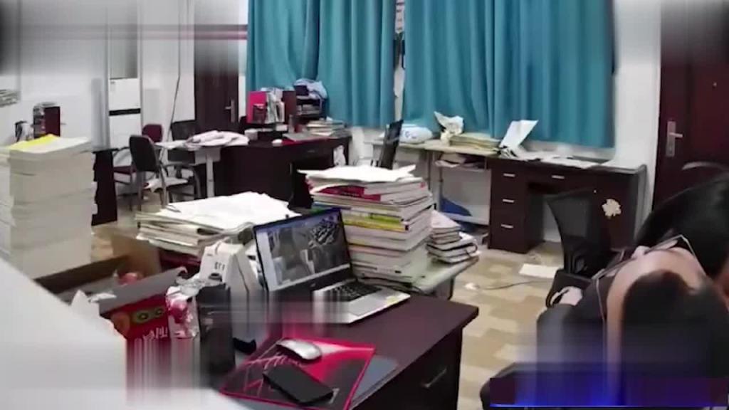 门事件 四川达州铭仁园高仲男老师跟学生在办公室调情 女学生亲吻男老师现场视频曝光 预览截图 5
