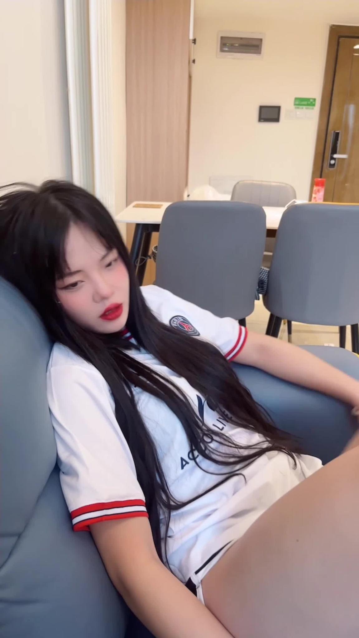 原创 牙牙 约大学同学来家里看球结果喝开了 预览截图 2