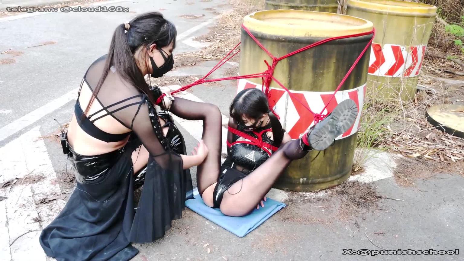【惩戒学园】loli女战士2上 女战士 双马尾 连体黑丝 百合调教 女虐女 户外押解 野外放置 踩踏 镣铐 逮捕 预览截图 7