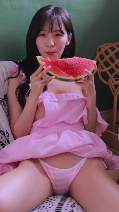 前方核能!极萌yoona吃西瓜超诱人 预览截图 7