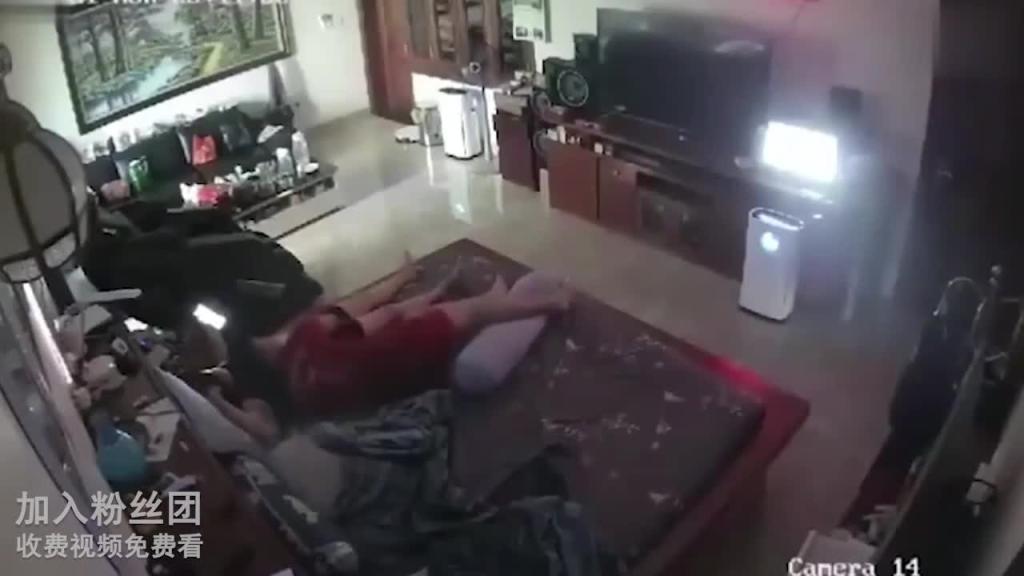 儿子都十八了还天天和妈妈睡一张床还舔妈妈逼,妈妈给儿子舔屁眼 预览截图 9
