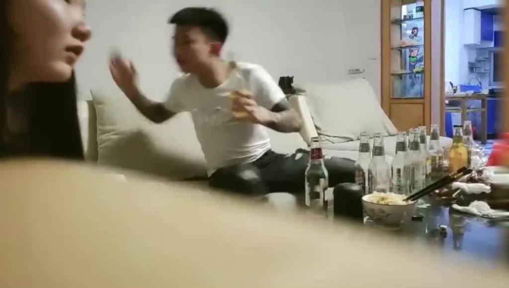 绿帽换妻互玩在房间里操完自己老婆再出去把朋友老婆换进来玩2 预览截图 10