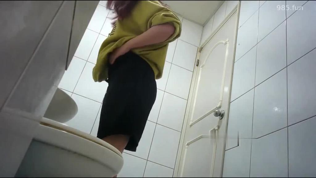 厕拍天花板原来闺蜜上厕所都要一起商场女厕全景偷拍多位漂亮小姐姐各种姿势嘘嘘 预览截图 3