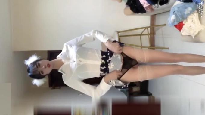 大长腿伪娘CD柠檬,制服诱惑站立飞机享受射精的快感 预览截图 1