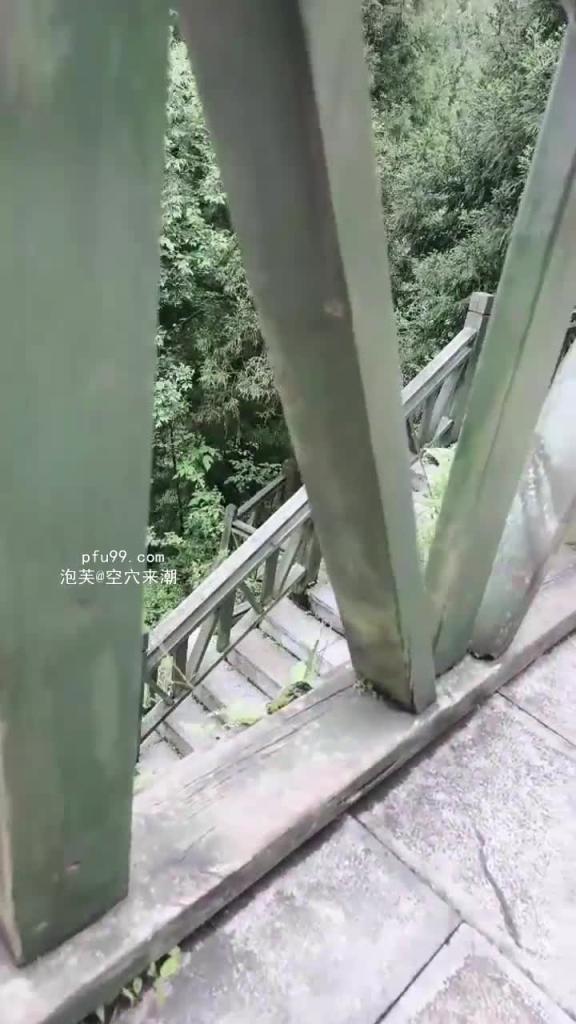 【室外勾引】在人来人往的地点玩用勾引大哥打野战连干两炮射满骚穴 预览截图 9