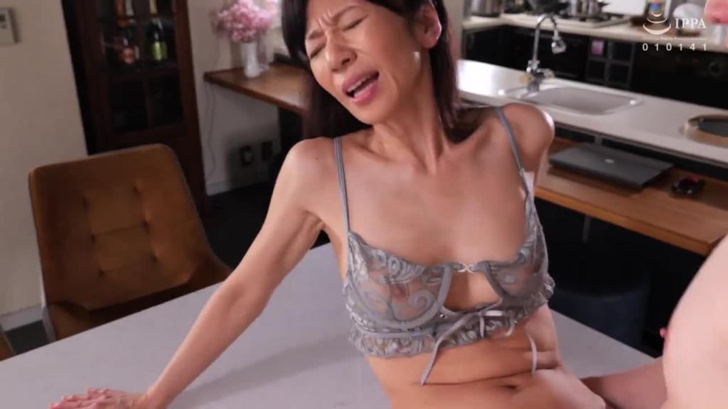 ～困扰时的邻里互助～隔壁住的阿姨来借我的肉棒 三枝木玲实 FUGA-062 预览截图 3