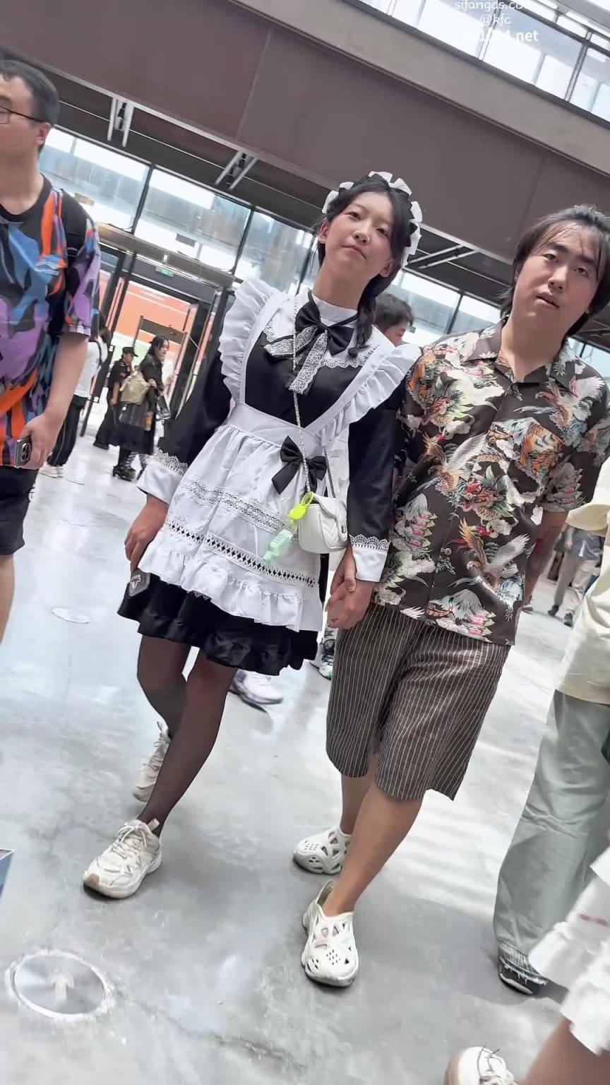 有点朴实的小女仆游场,即使有男友在,还是能看见黑丝底裤 预览截图 11