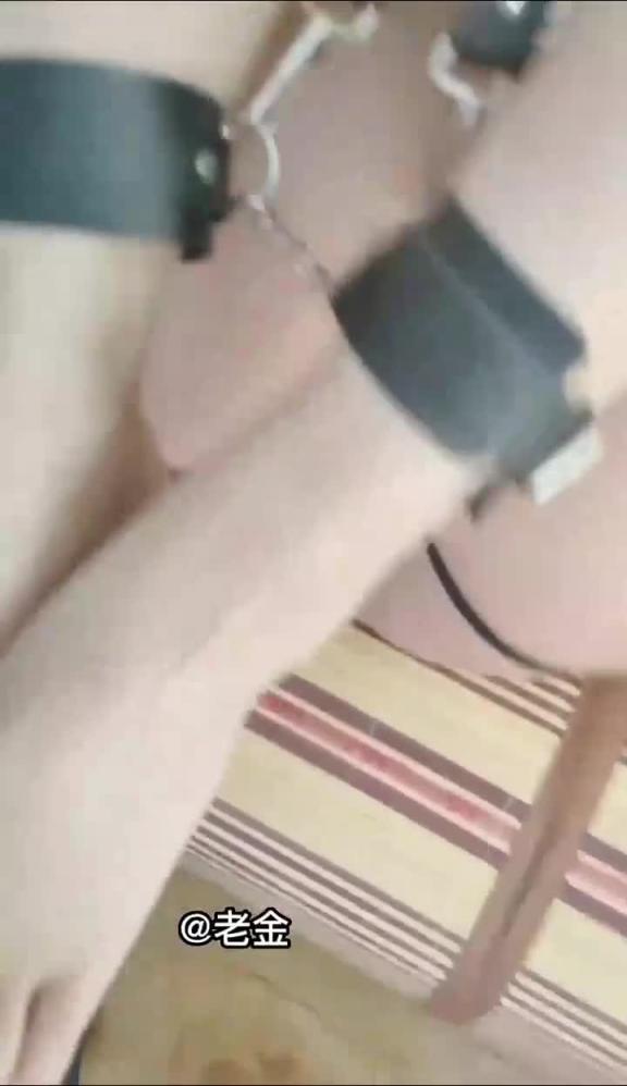 【叔叔乱伦侄女4次】肛交操哭在老婆的眼底下和侄女厨房偷情 预览截图 11