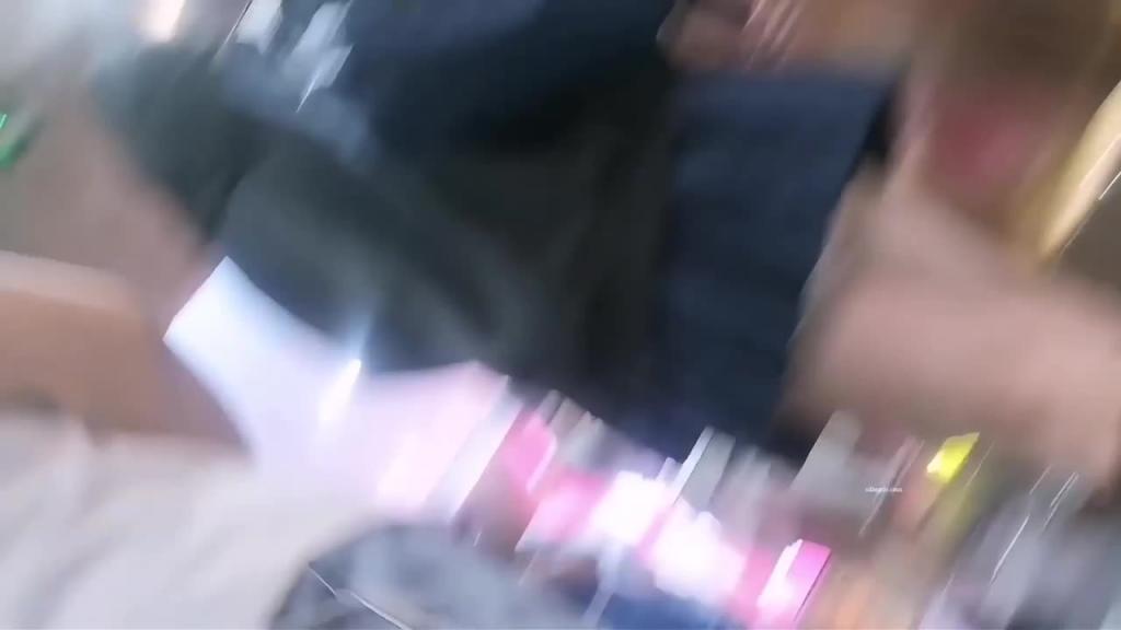 最新流出_手持厕拍大神双设备多角度闯拍火锅店偷拍几个来吃 预览截图 8