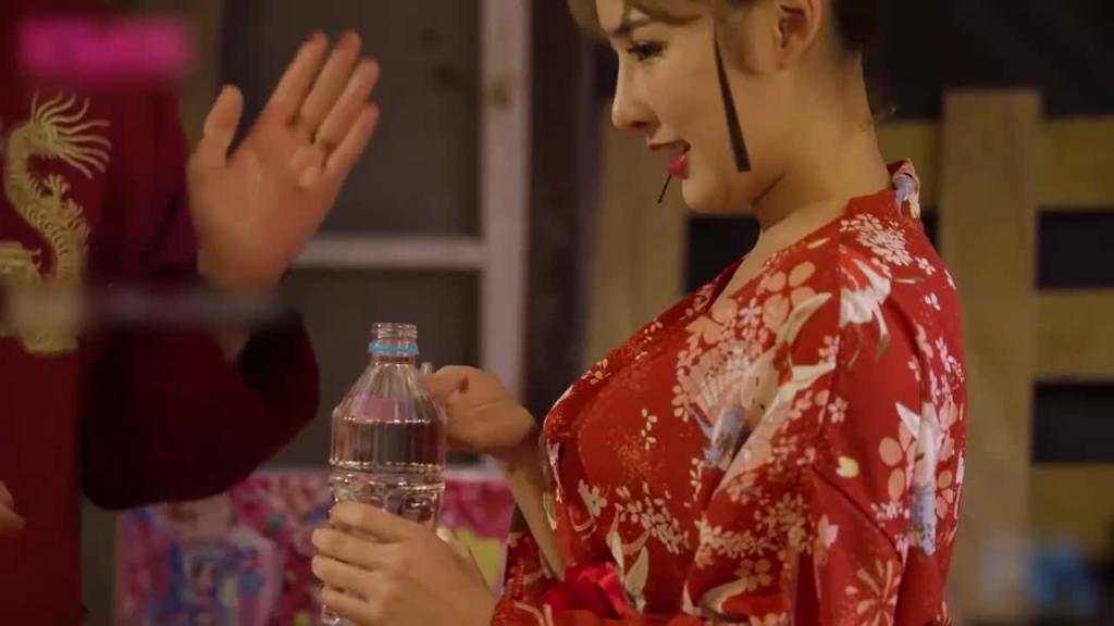 皇家华人 李娜娜 性爱夜市之催情叫卖巨乳妹 预览截图 2