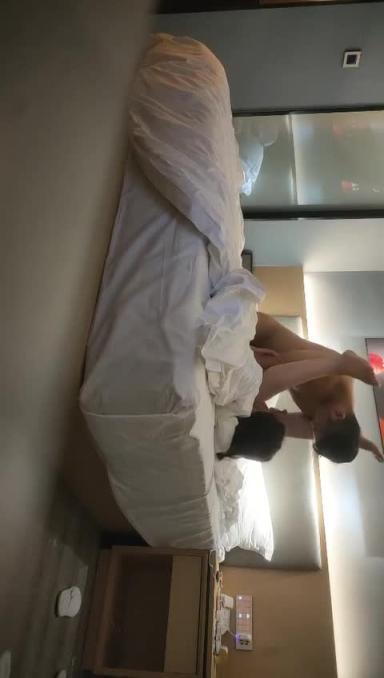 【锤子探花】 全集 挺漂亮小姐姐3P激情,双男一个舔逼一个插嘴,扶腰后入 预览截图 12
