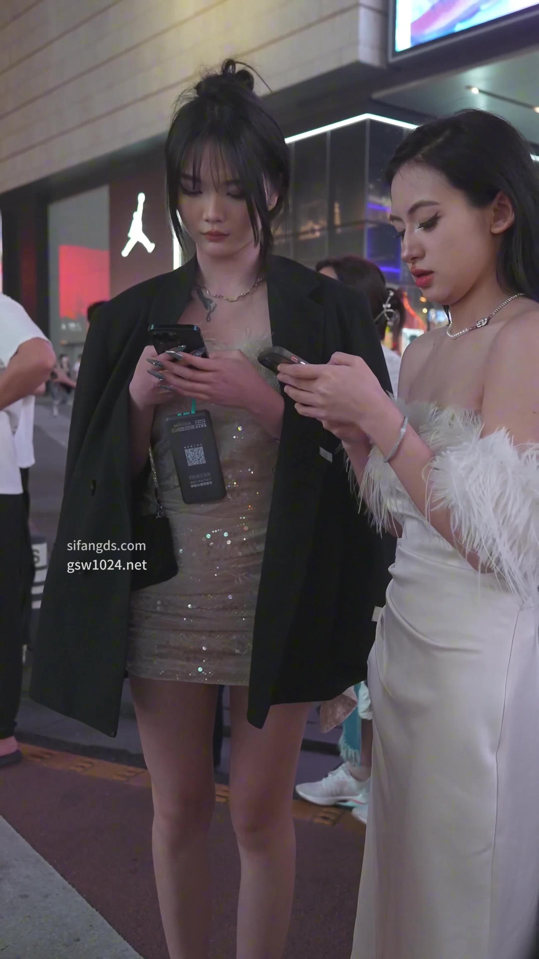夜店想归宅的艳丽姊妹花,短洋小姐姐内裤还挺可爱的 预览截图 2