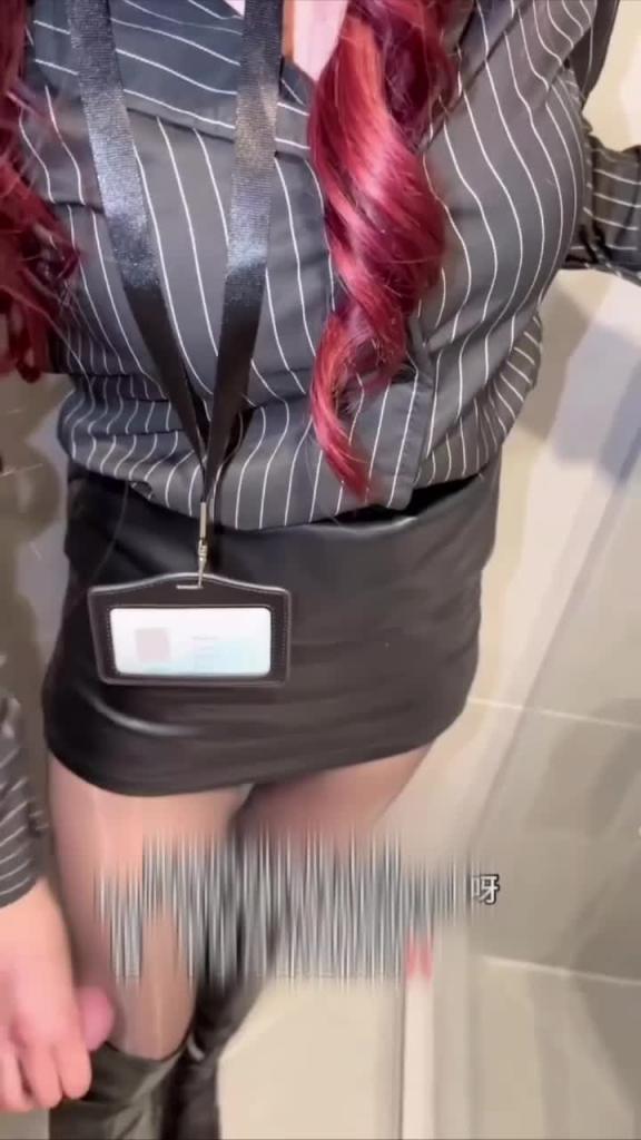 熟女人妻和单男玩多人游戏,狂骑乘特写御姐逼,最后还被高潮尿射 预览截图 12