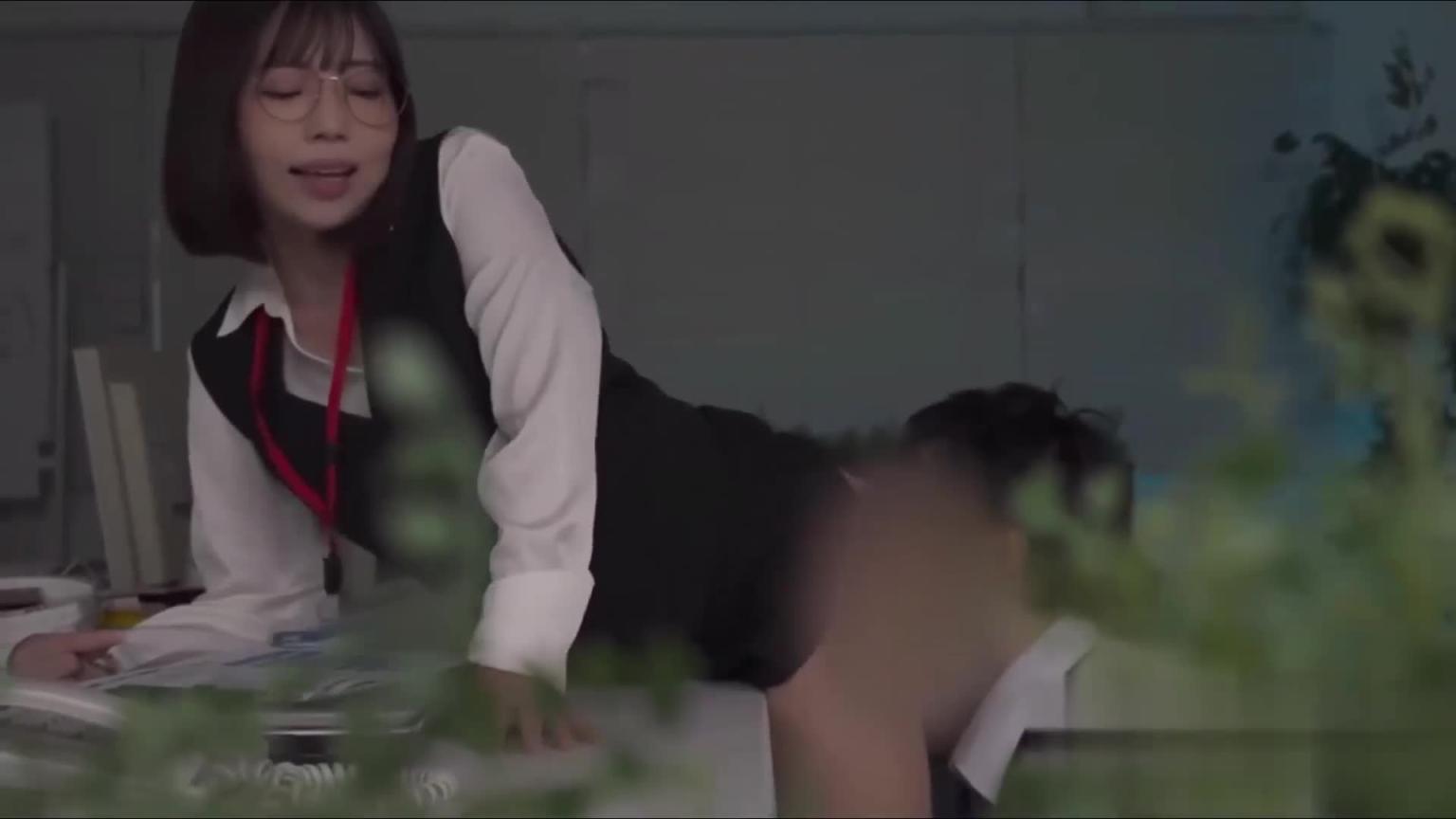 已婚女下属在上司面前主动献媚 HD中字 预览截图 6
