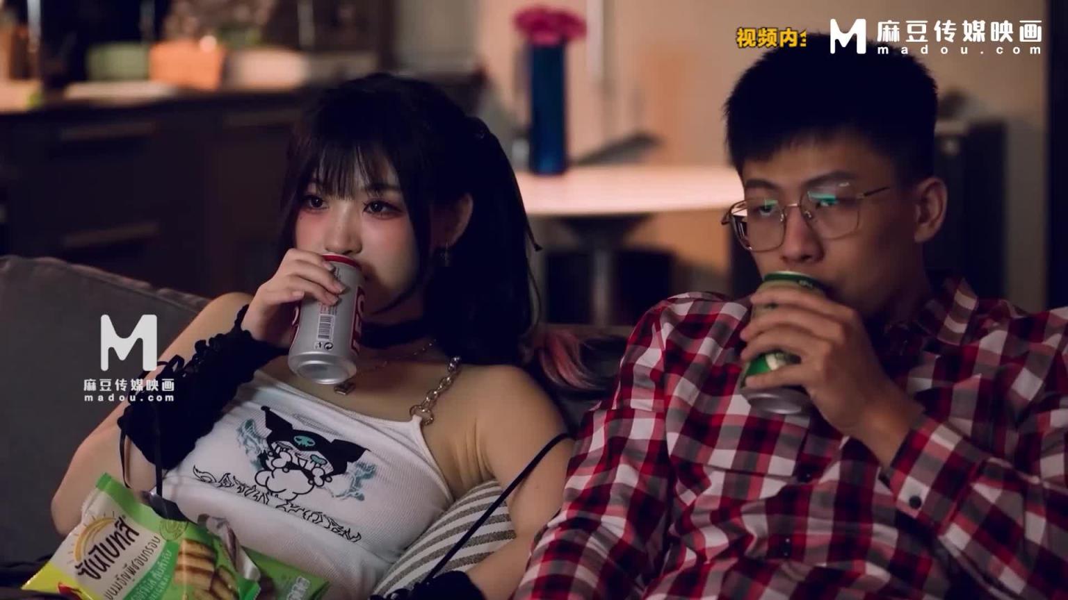 宅男晕船外送茶，恋上地雷系外送女 MD-0332 预览截图 4
