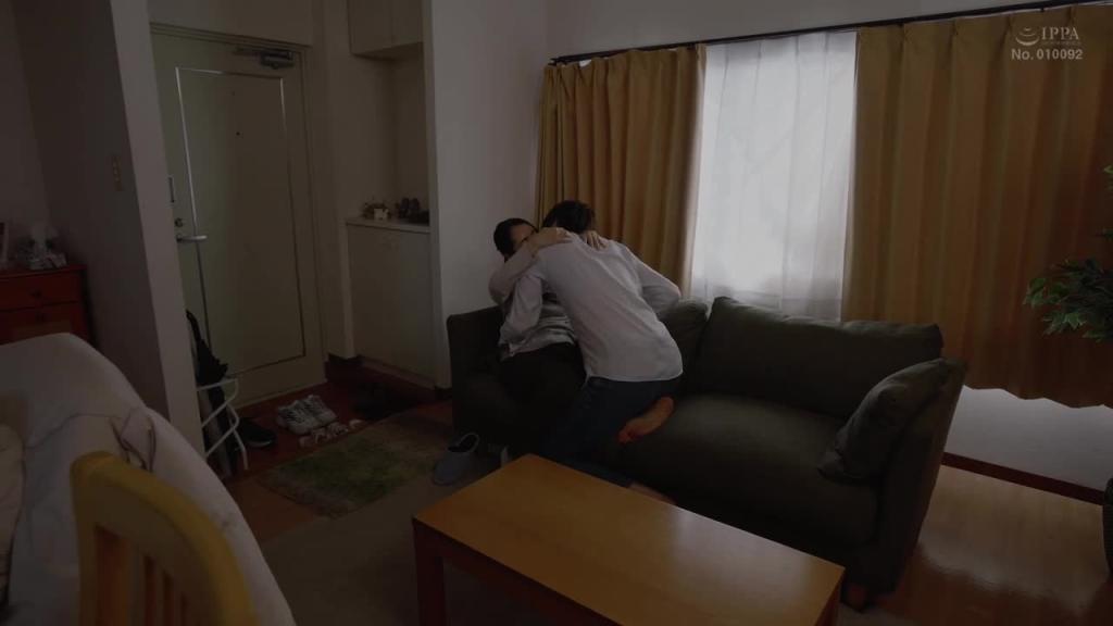 与美人兼职妹趁没有客人的3分钟时间在店内瞬间不伦的超商深夜打工 美咲环奈 MOON-005 预览截图 10