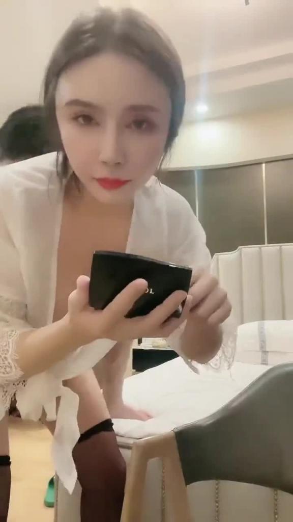 黑丝大奶伪娘 每时每刻都要保持自己最美丽的一面 啪啪时也要美美的 预览截图 11