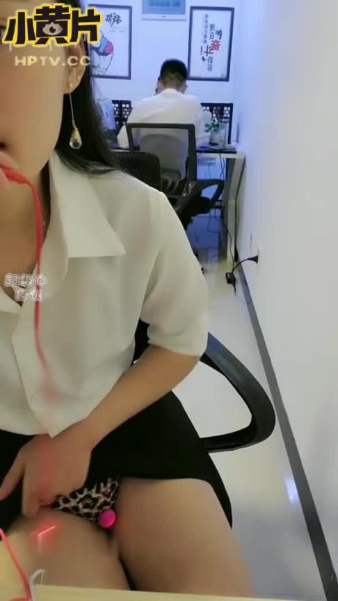 客服小姐姐办公室背着同事偷偷直播露出 预览截图 10