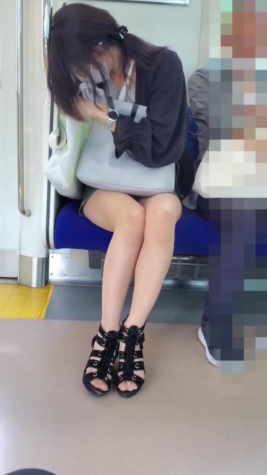 偷拍对座的电车少妇，上班日总有穿短裙的大长腿可看 预览截图 3