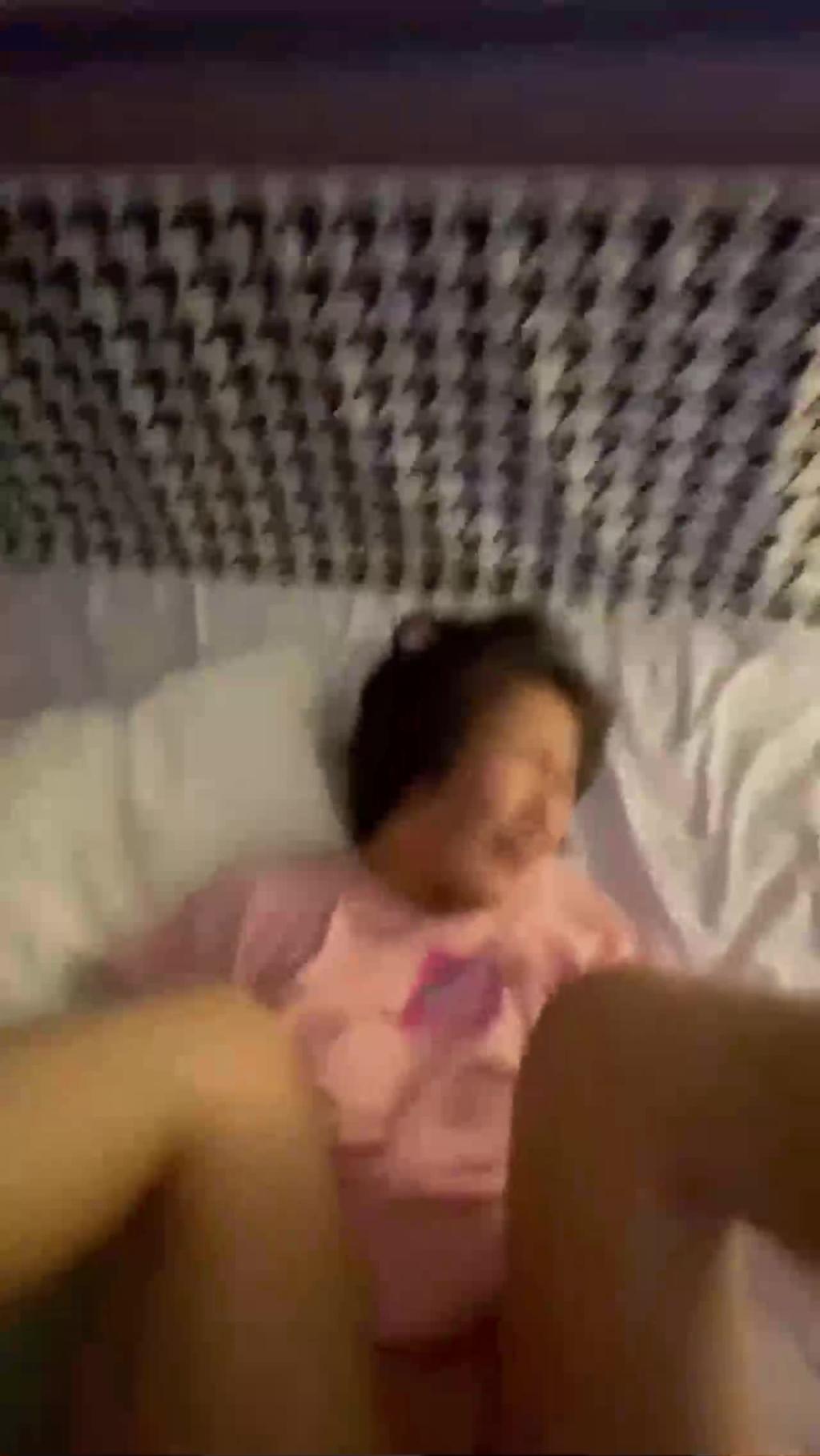 清纯可爱的大学生妹子被男友拉到酒店直接爆操抽插,强制操到高潮,妹子即爽快又疼的被操哭了 预览截图 3