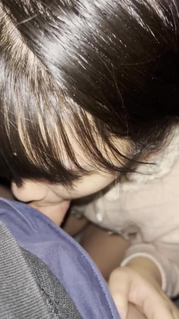 学生妹运动外套一脱掉就巨乳弹出来,想赚零花钱就约给爸爸来 预览截图 9