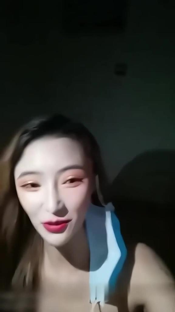主播人间水蜜桃,约附近粉丝,楼顶空旷炮楼呻吟回响 预览截图 5