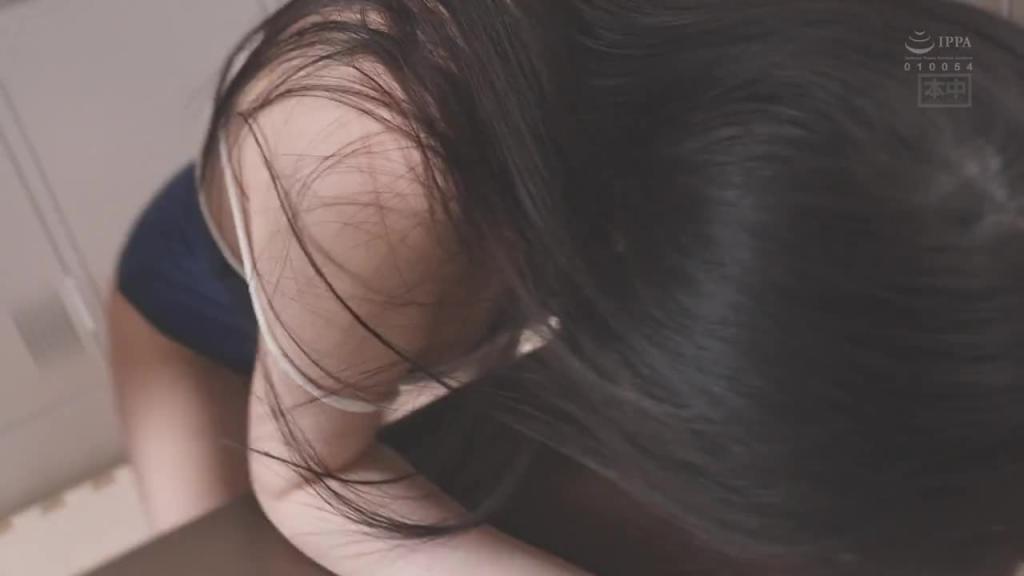 学校泳装中出训练:新任女教师十年来首次穿上学校泳装,被迫将双腿向上滑动,精液飞溅,湿透。 HMN-751 预览截图 3