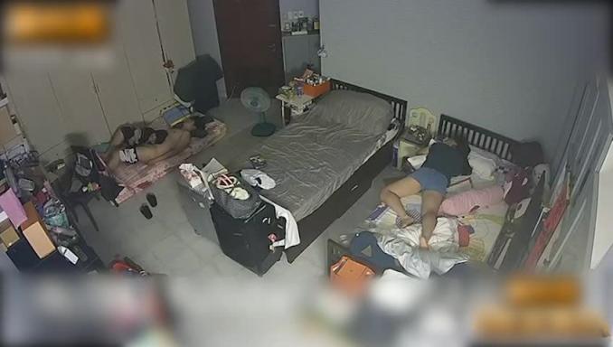 门事件【家庭监控破解】午睡时乘妹妹睡着偷偷帮男友口爆！妹妹起身发现后尴尬转身！ 预览截图 2