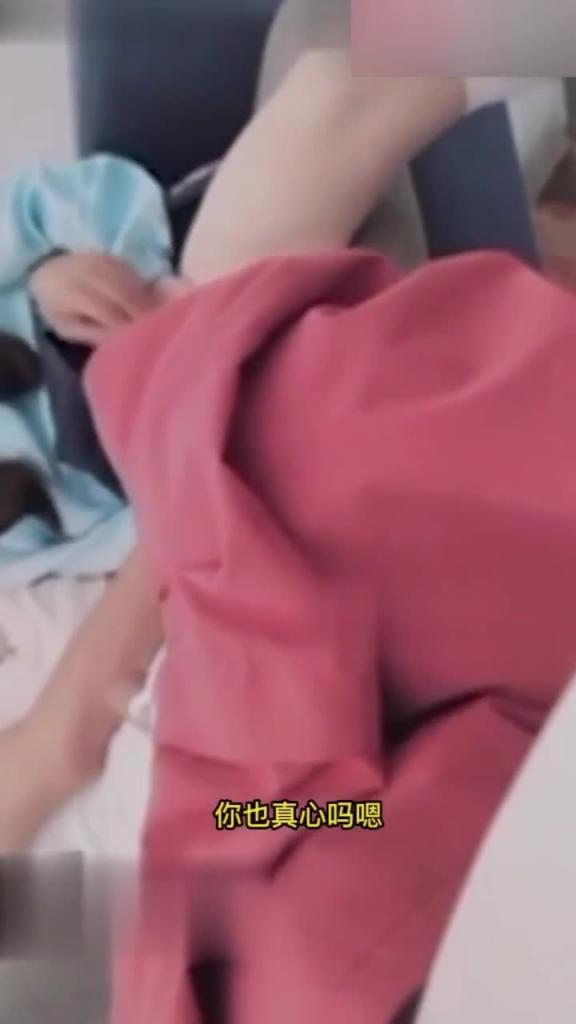 【兄妹乱伦】爸妈没在家偷看妹妹洗澡看硬了闯入爆操 预览截图 2