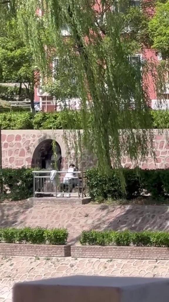 门事件 孟子像前公园长椅做爱 预览截图 9