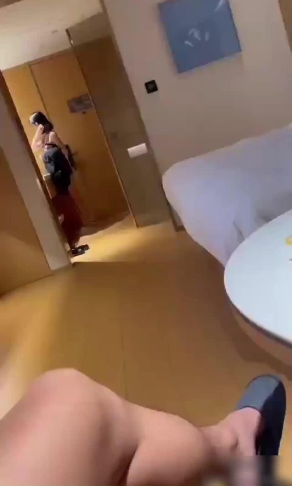 美少女酒店没肏够,到ktv接着肏 预览截图 9