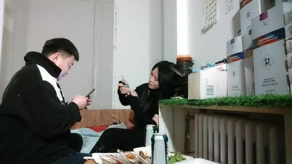 【大内密探探花】泡良高手带妹子回宿舍，吃饱喝足操逼，慢慢凑近摸摸搞搞，美女欲拒还迎，按到床上扒掉裤子操 预览截图 6