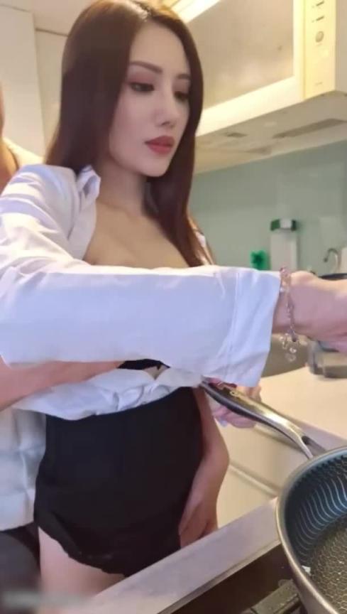 妖艳容颜,麻豆头牌,极品大奶女优【李蓉蓉】性感正妹OL 下班下厨被强上 预览截图 3
