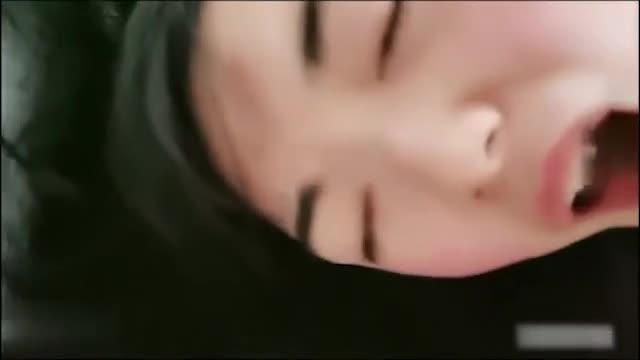 真实兄妹乱伦，哄骗18岁妹妹给我操，舔鸡巴_最后被我内射 预览截图 6