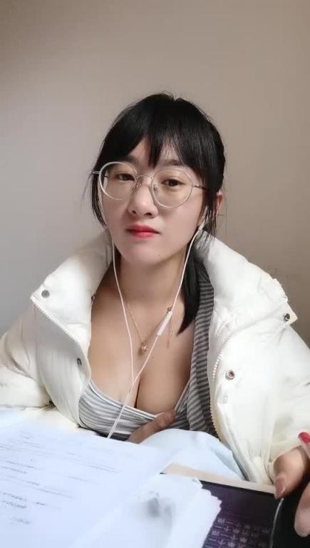 门事件 骚老师全程露脸在办公室趁没人开始大秀,备课漏着骚奶子,脱光了揉奶玩逼道具摩擦浪叫不断 预览截图 1