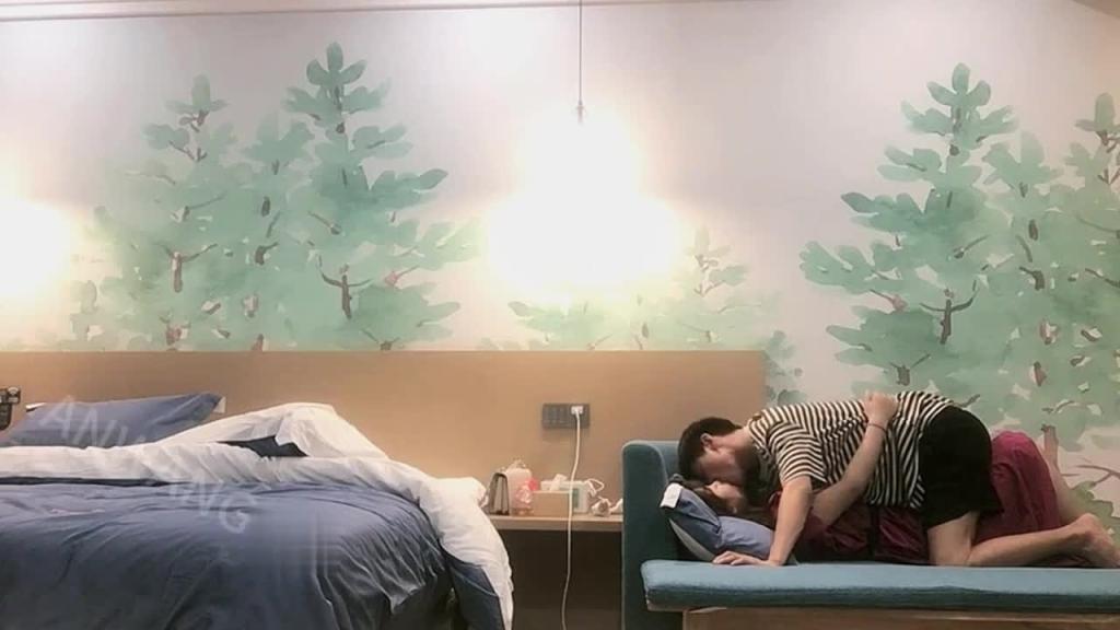 渣男经典语录就蹭！现场对白极限拉扯，妹子立刻反抗不给蹭，最后强行无套插入，射完以后妹子生气摔门出走。 预览截图 2