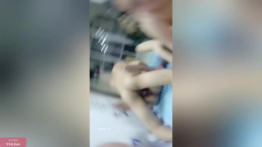 【近亲乱伦】变态淫荡肥熟姐妹群P乱伦 黑丝肥臀 轮换吸屌操逼 排队内射小妹骚逼 对白淫荡 预览截图 9