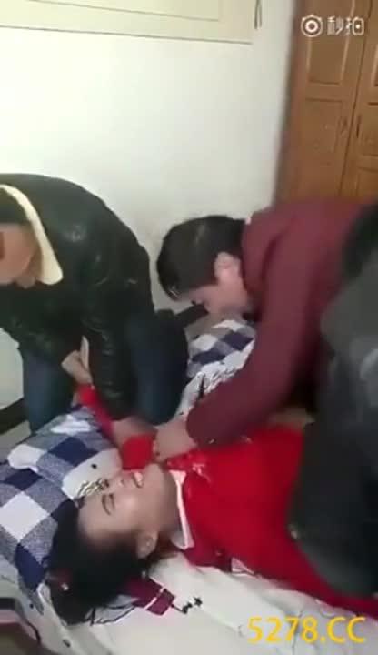 三人把新娘按住在房间，拿笔往奶子画 伸手玩乳房 这是啥习俗玩法哦，貌似大家挺开心的 对新娘可就有点过 预览截图 8