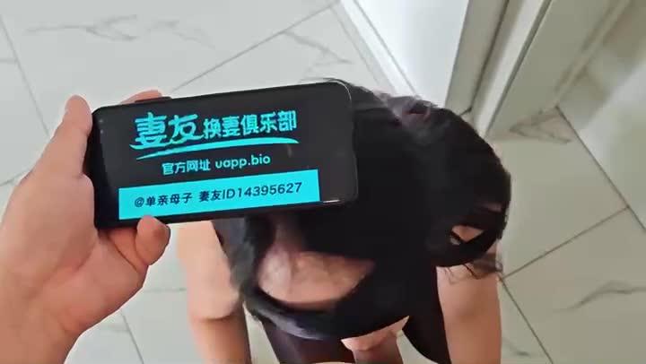 狠操老妈给老姨助兴,老姨被操还开门和老妈比谁叫的大声 预览截图 1
