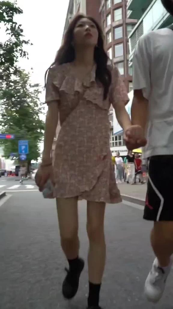 跟着男朋友一起逛街都能被偷拍到 真是太不小心了 预览截图 1