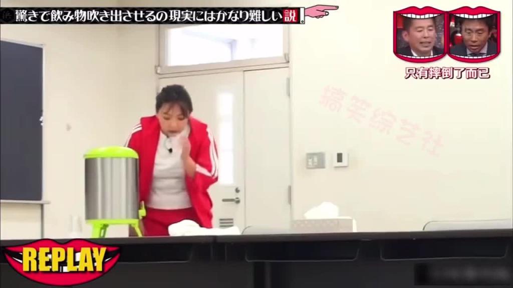 喝水时突然受到惊吓 喝水的人会有什么反应呢? 预览截图 5
