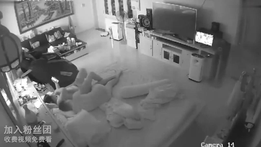 儿子都十八了还天天和妈妈睡一张床还舔妈妈逼,妈妈给儿子舔屁眼 预览截图 7