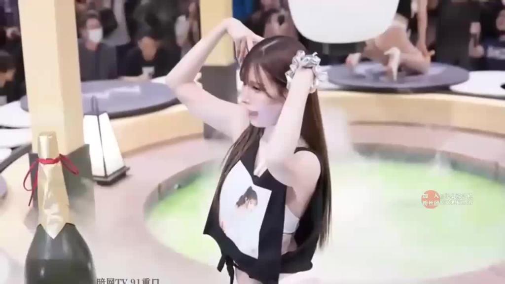 【独家首发下】台北国际成人展真实现场❤️旋转女优抖奶热舞 预览截图 5