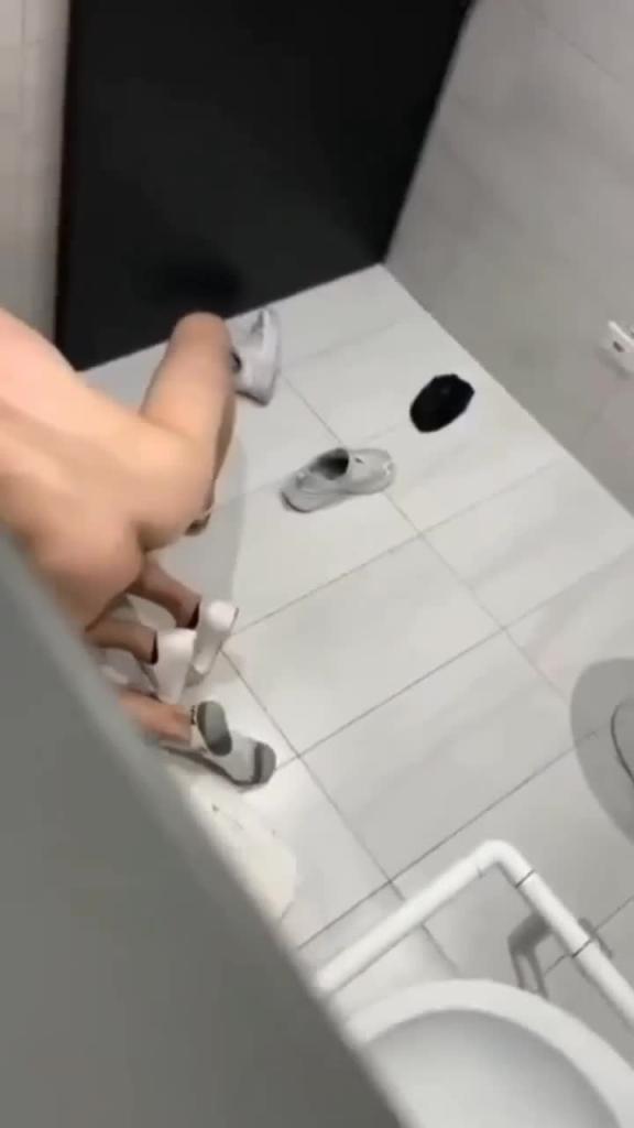 意外偷拍到小情侣在酒吧厕所操逼 预览截图 2